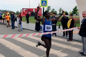 19 Mayıs Yarı Maratonu'nu zirvede tamamladılar
