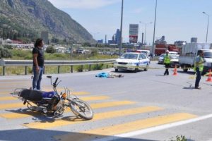 TIR &ccedil;arpan motosikletteki &ccedil;ocuk &ouml;ld&uuml;, babası ağır yaralı