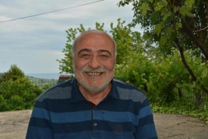 Eski başkan, cezası nedeniyle camide &ccedil;evre d&uuml;zenlemesi yapıyor