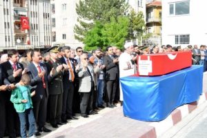 Şehit uzman &ccedil;avuşu 5 bin kişi uğurladı