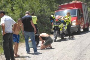 Kaza Yaptı,&ouml;l&uuml;mden d&ouml;nd&uuml;, polisin &ouml;n&uuml;nde nişanlısına saldırdı