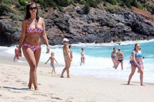 Alanya'da tatilcilerin deniz keyfi