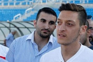 Mesut &Ouml;zil'den m&uuml;lteci kampına ziyaret