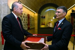 Aziz Sancar Nobel &ouml;d&uuml;l&uuml;n&uuml; Anıtkabir'e takdim etti