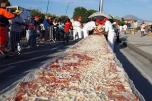 1.8 kilometrelik pizza ile yeni rekor kırıldı