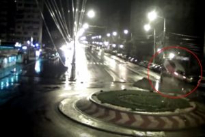 Otomobil, kavşaktaki adadan u&ccedil;tu