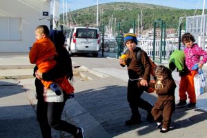 Ka&ccedil;maya &ccedil;alışan 62 sığınmacı yakalandı