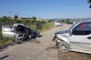 Hafif ticari ara&ccedil;la otomobil &ccedil;arpıştı: 3 yaralı