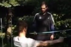 Serdar Aziz'in Beşiktaş eşofmanlı bir fizyoterapist eşliğinde &ccedil;alışması tepkilere yol a&ccedil;tı