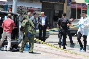 Bomba s&uuml;s&uuml; verdiği &ccedil;antayla banka soymaya kalkıştı