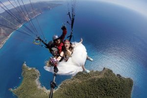 Gelin ve damat binlerce metre y&uuml;kseklikten atladı