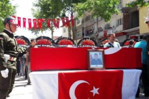 Şehit g&ouml;zyaşları i&ccedil;inde toprağa verildi