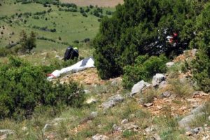 Kayalıklara d&uuml;şen paraş&uuml;t&ccedil;&uuml;n&uuml;n kolu kırıldı