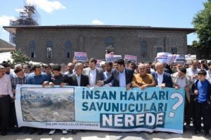 PKK'nın patlattığı kamyonda &ouml;len 16 kişi i&ccedil;in gıyabi cenaze namazı