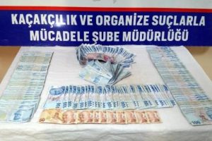 Bankaya kredi kartı borcunu sahte parayla &ouml;derken yakalandılar