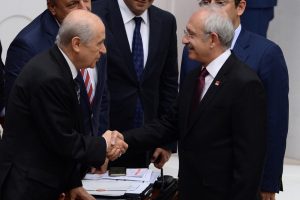 Kılı&ccedil;daroğlu ve Bah&ccedil;eli ayak&uuml;st&uuml; sohbet etti