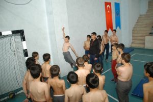 Geleceğin g&uuml;reş&ccedil;ileri Keles'te yetişiyor