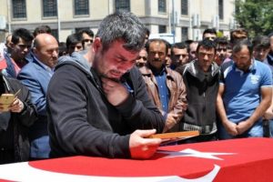 Şehit polis M&uuml;caahit Erbaş'ın cenaze namazını babası kıldırdı