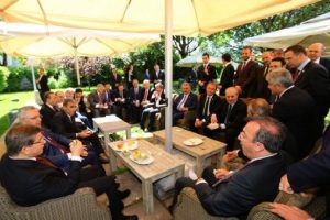 Davutoğlu, dokunulmazlık oylaması &ouml;ncesi Ak Partili vekillerle