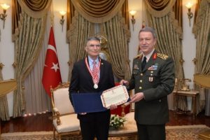 Nobel &ouml;d&uuml;ll&uuml; Prof. Dr. Aziz Sancar'a 'T&uuml;rk Silahlı Kuvvetleri Başarı Madalyası'