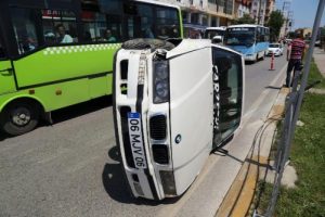 Otomobil otob&uuml;se &ccedil;arptı: 1 yaralı