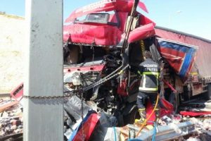 Meşrubat taşıyan TIR kaza yaptı: 1 yaralı