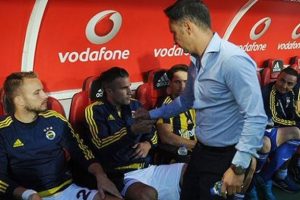 Fenerbah&ccedil;e'de Robin van Persie ile Pereira arasındaki gerilim tavan yaptı