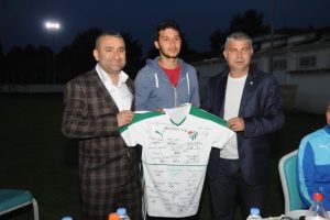 Bursaspor'un eski y&ouml;neticisi Ekrem Senal U21 takımına yemek verdi