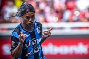 Antalyaspor'da Ronaldinho salı g&uuml;n&uuml; belli olacak
