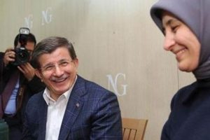 Başbakan Ahmet Davutoğlu gazetecilerle vedalaştı