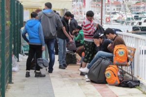 &Ccedil;eşme a&ccedil;ıklarında 52 m&uuml;lteci yakalandı