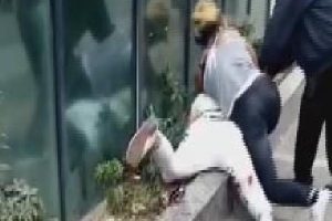 İzmir'de bı&ccedil;aklı kadınların kavgasına kimse m&uuml;dahale edemedi