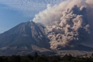 Sinabung Yanardağı &uuml;fledi 3 kişi &ouml;ld&uuml;!