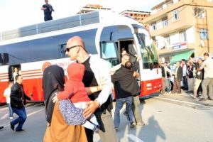 Kucağında torunuyla Erdoğan'ın &ouml;n&uuml;n&uuml; kesti