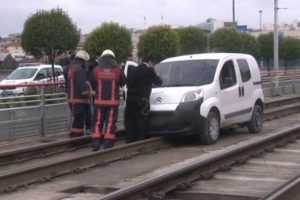 İstanbul'da ş&uuml;pheli ara&ccedil; polisi alarma ge&ccedil;irdi