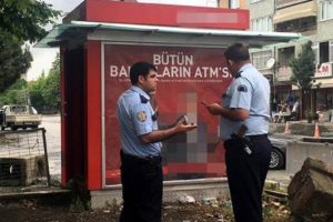 Banka g&ouml;revlileri ATM'ye para y&uuml;kledikten sonra kapısını a&ccedil;ık unuttular