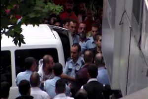 &Ccedil;ocuk istismarı iddiası mahalleyi birbirine kattı! Polis sağ &ccedil;ıkarabilmek i&ccedil;in siper oldu!