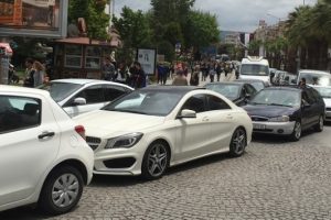 S&uuml;r&uuml;c&uuml;ler dikkat! &Ccedil;anakkale'de tatil d&ouml;n&uuml;ş&uuml; feribot kuyruğu