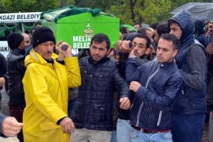 Kayseri'de Kızılırmak'a u&ccedil;an otomobilde &ouml;len 3 kişi toprağa verildi