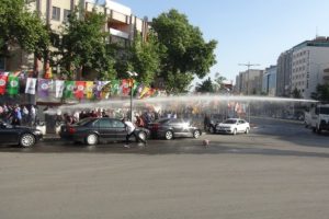 Yolu trafiğe kapatan gruba polis m&uuml;dahalesi