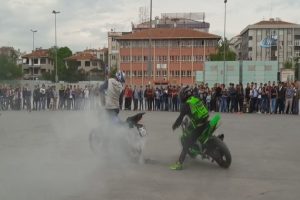 Motor tutkunu gen&ccedil;lerden tehlikeli g&ouml;steri