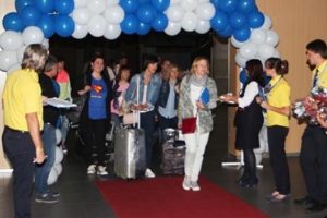 Dalaman'da turist sevinci! &Ccedil;i&ccedil;eklerle karşıladılar