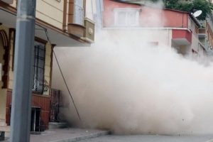 İstanbul Bah&ccedil;elievler'de yıkılan evin enkazında 24 saat n&ouml;bet