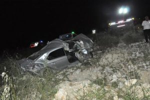 Otomobil şarampole yuvarlandı: 2 &ouml;l&uuml;