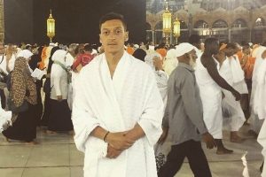 Arsenal'in T&uuml;rk asıllı yıldızı Mesut &Ouml;zil, Umre'ye gitti