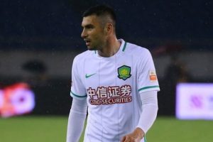 Burak Yılmaz'ın milli takım kafilesine katılmasına &Ccedil;inli taraftarlar tepki g&ouml;sterdi