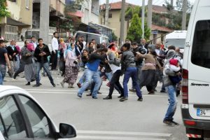 Tekme, yumruk, taş ve sopalar havada u&ccedil;uştu