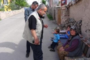 Yaşlı kadını 'yardım yapacağız' diyerek dolandırdılar