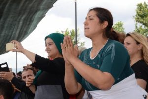 Boğa arenada, kadın sahibi ise, trib&uuml;nde terledi