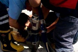 Mazgala kolu sıkışan &ccedil;ocuğu itfaiye kurtardı
